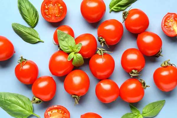 Świeże Pomidory Wiśniowe Bazylia Niebieskim Tle — Zdjęcie stockowe