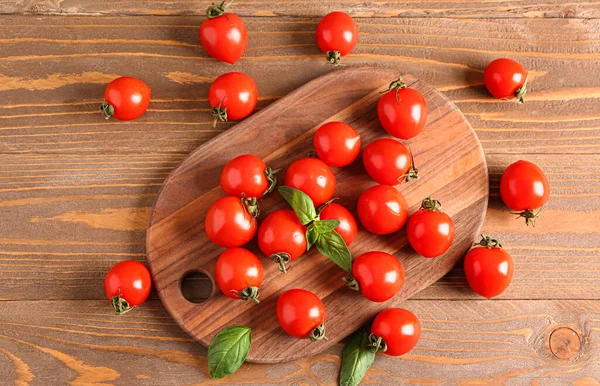 Deska Świeżymi Pomidorami Wiśniowymi Bazylią Drewnianym Stole — Zdjęcie stockowe