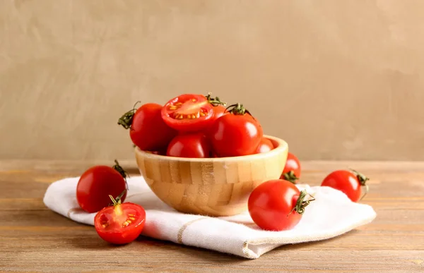 Miska Świeżych Pomidorów Cherry Drewnianym Stole — Zdjęcie stockowe
