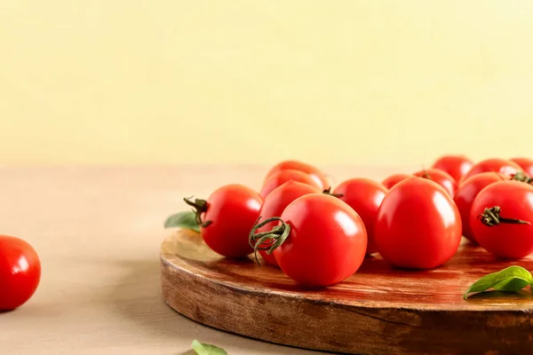Drewniany Stół Świeżymi Pomidorami Wiśniowymi Bazylią Brązowym Stole — Zdjęcie stockowe