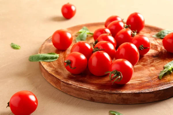 Drewniany Stół Świeżymi Pomidorami Wiśniowymi Bazylią Brązowym Stole — Zdjęcie stockowe