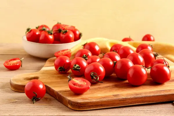 Deska Miska Świeżymi Pomidorami Wiśniowymi Drewnianym Stole — Zdjęcie stockowe