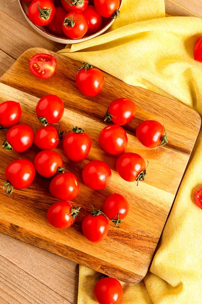 Tabuleiro Tigela Com Tomates Cereja Frescos Mesa Madeira — Fotografia de Stock