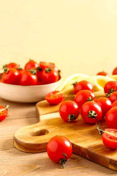 Deska Miska Świeżymi Pomidorami Wiśniowymi Drewnianym Stole — Zdjęcie stockowe