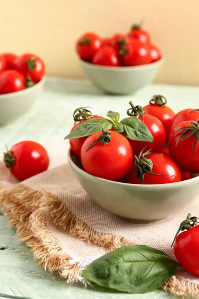 Miski Świeżymi Pomidorami Wiśniowymi Bazylią Zielonym Drewnianym Stole — Zdjęcie stockowe