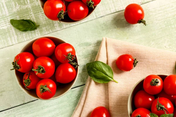 Miski Świeżymi Pomidorami Wiśniowymi Bazylią Zielonym Drewnianym Stole — Zdjęcie stockowe