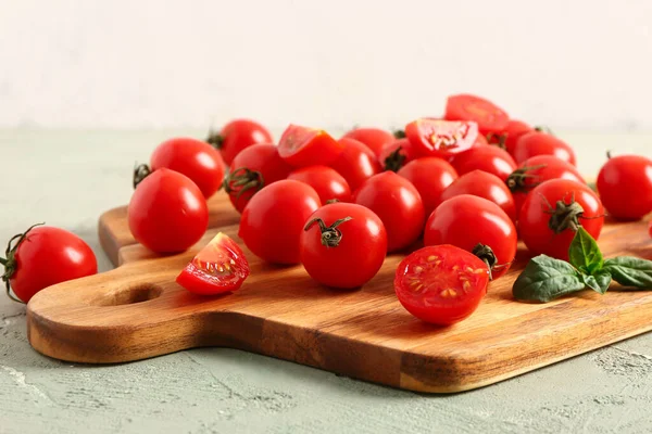 Deska Drewniana Świeżymi Pomidorami Wiśniowymi Szarym Stole — Zdjęcie stockowe