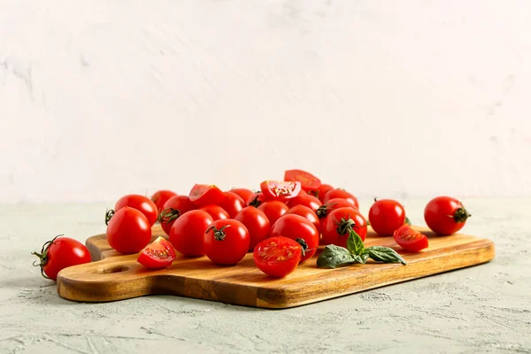 Deska Drewniana Świeżymi Pomidorami Wiśniowymi Szarym Stole — Zdjęcie stockowe