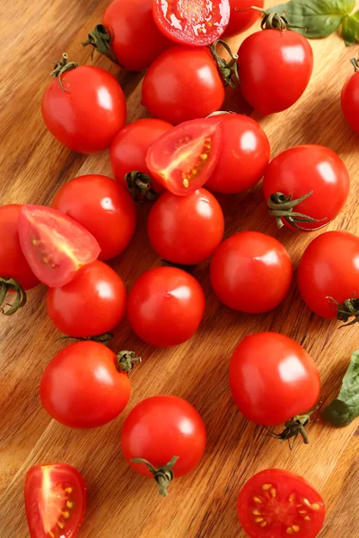 Wiele Świeżych Pomidorów Wiśniowych Drewnianym Tle — Zdjęcie stockowe