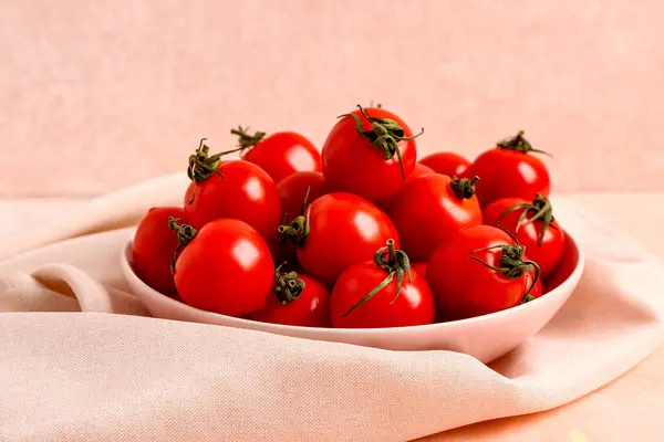 Miska Świeżymi Pomidorami Wiśniowymi Różowym Tle — Zdjęcie stockowe