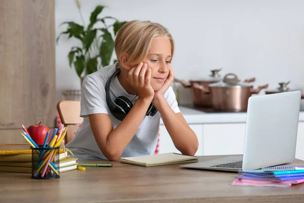 Kleine Jongen Met Laptop Doet Huiswerk Keuken — Stockfoto
