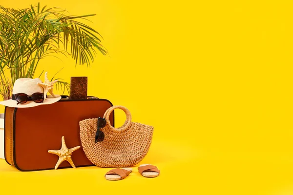 Koffer Mit Strand Accessoires Und Reisepass Auf Gelbem Hintergrund Reisekonzept — Stockfoto
