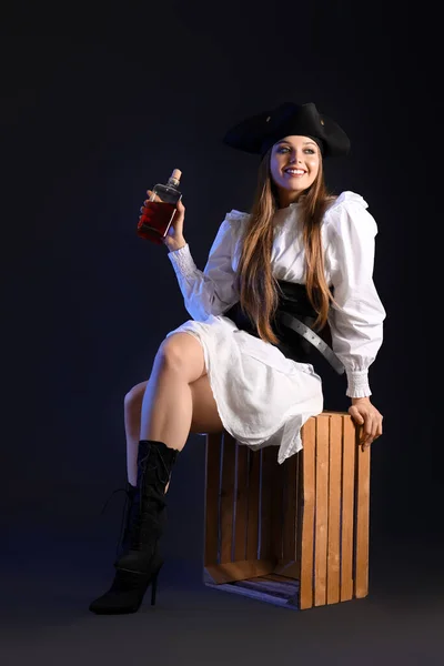 Piękny Pirat Rumem Czarnym Tle — Zdjęcie stockowe