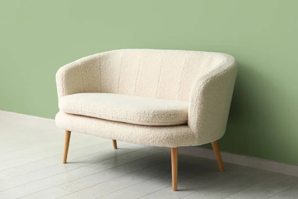 Gemütliches Weißes Sofa Der Nähe Der Grünen Wand — Stockfoto