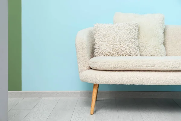 Sofá Branco Acolhedor Com Travesseiros Perto Parede Azul — Fotografia de Stock