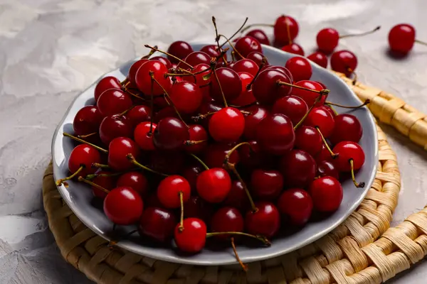 Plate Red Sweet Cherries Grunge Background — Stock Photo, Image