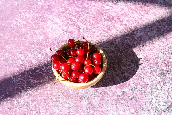 Tigela Com Cerejas Vermelhas Doces Fundo Roxo — Fotografia de Stock