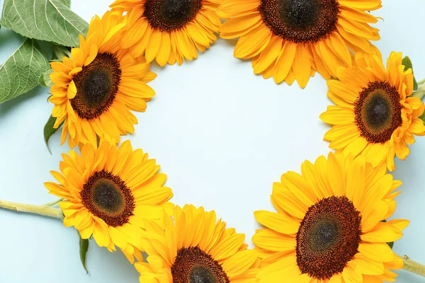 Rahmen Aus Schönen Sonnenblumen Auf Blauem Hintergrund — Stockfoto