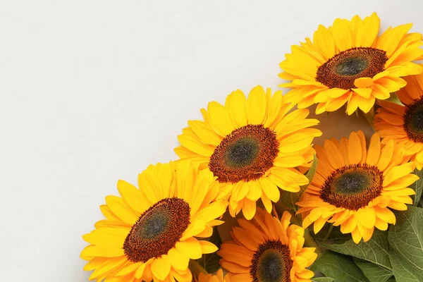 Schöne Sonnenblumen Auf Grauem Hintergrund — Stockfoto