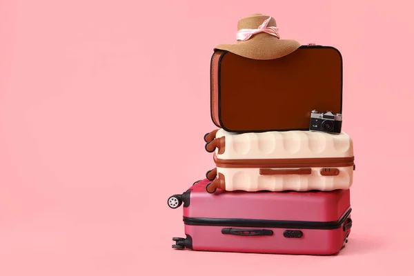 Suitcases Wicker Hat Camera Pink Background Travel Concept — Stock Photo, Image