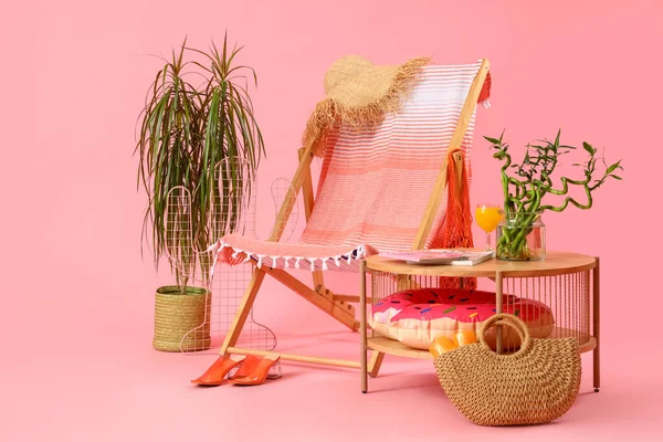 Ligstoel Met Tafel Strandaccessoires Roze Achtergrond Reisconcept — Stockfoto
