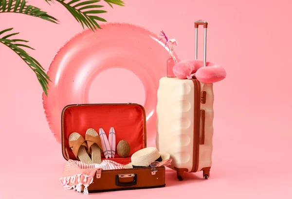 Koffer Mit Aufblasbarem Ring Und Strandaccessoires Auf Rosa Hintergrund Reisekonzept — Stockfoto