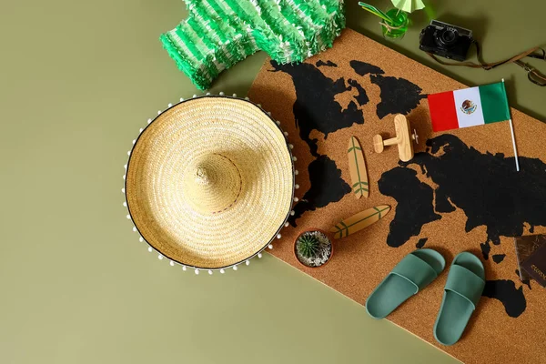Pinata Térképpel Mexikói Zászló Strand Tartozékok Zöld Háttérrel Utazási Koncepció — Stock Fotó