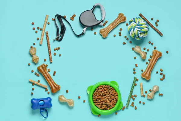 Farklı köpek maması ve hayvan bakım aksesuarlarından yapılmış çerçeve