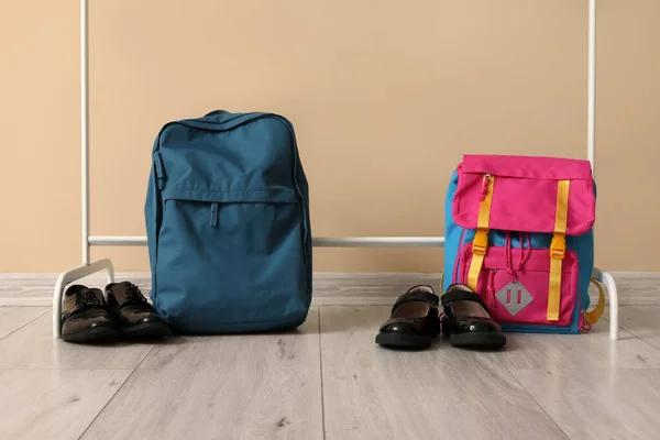 Κομψές Σχολικές Τσάντες Και Παπούτσια Στο Πάτωμα Κοντά Στο Χρώμα — Φωτογραφία Αρχείου