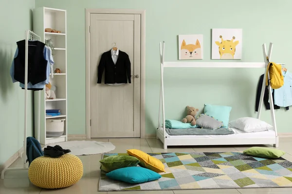 带舒适床和校服的儿童房的风格别致的室内 — 图库照片