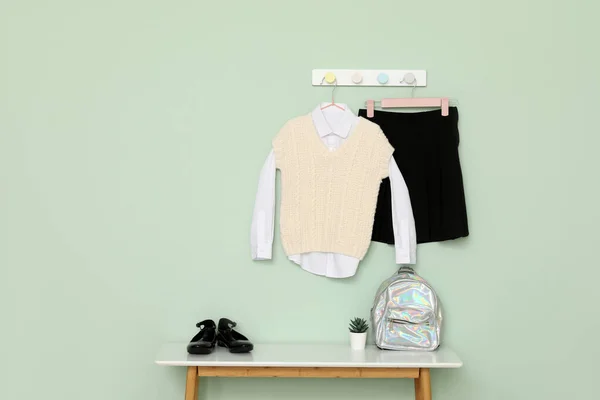 花哨的校服挂在彩墙 鞋子和背包上 — 图库照片