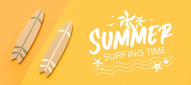 Turuncu zemin üzerinde sörf tahtası ve metin sürme zamanı