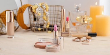 Makyaj malzemeleri açık ahşap makyaj masasında.