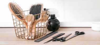 Kuaför malzemeleri olan sepet kuaför masasında.