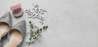 Alyanslı kutu ve grunge arkaplan üzerinde gelinlik ayakkabıları metin için boşluk ile