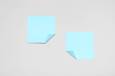 Gri arkaplanda mavi yapışkan notlar