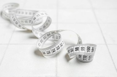 Beyaz arkaplanda yeni ölçüm bandı, yakın plan