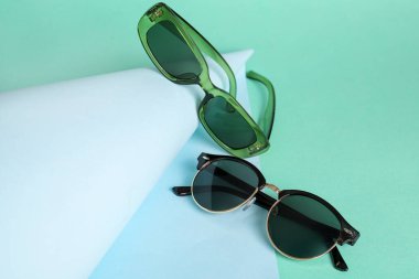 Turkuaz arka planda modern gözlük