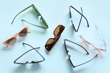 Mavi arkaplanda farklı bir gözlük