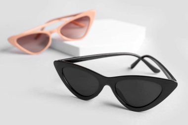 Beyaz arkaplanda şık gözlükler, yakın plan