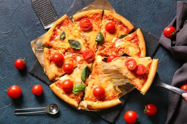 Koyu arkaplanda lezzetli pizza margaritası olan pano.