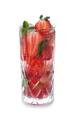 Beyaz arka planda izole edilmiş taze çilekli mojito.