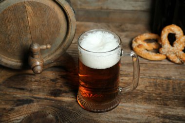 Bir kupa soğuk bira ve tahta arka planda fıçı. Ekim Festivali Kutlaması