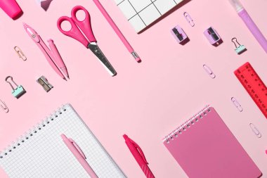 Farklı okul kırtasiyesinden yapılmış çerçeve pembe arka planda.