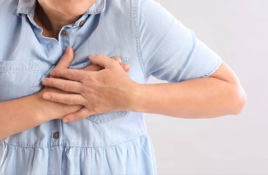 Olgun kadın arka planda kalp krizi geçiriyor, yakın plan.