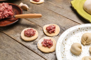 Ahşap arka planda hamur köftesi hazırlamak için kıymalı hamur.