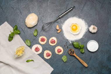 Siyah arka planda hamur köftesi hazırlamak için kıyma ve malzeme ile ham hamur.