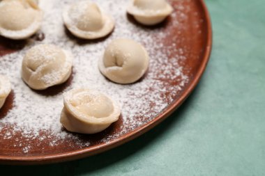 Yeşil arka planda pişmemiş hamur tatlısı tabağı