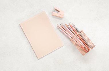 Bej arka planda kalemli ve kalemli defter