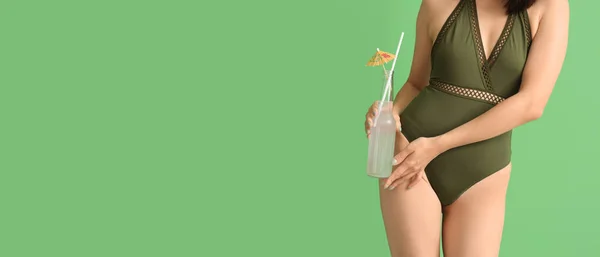 Schöne Frau Badeanzug Und Mit Einer Flasche Limonade Auf Grünem — Stockfoto
